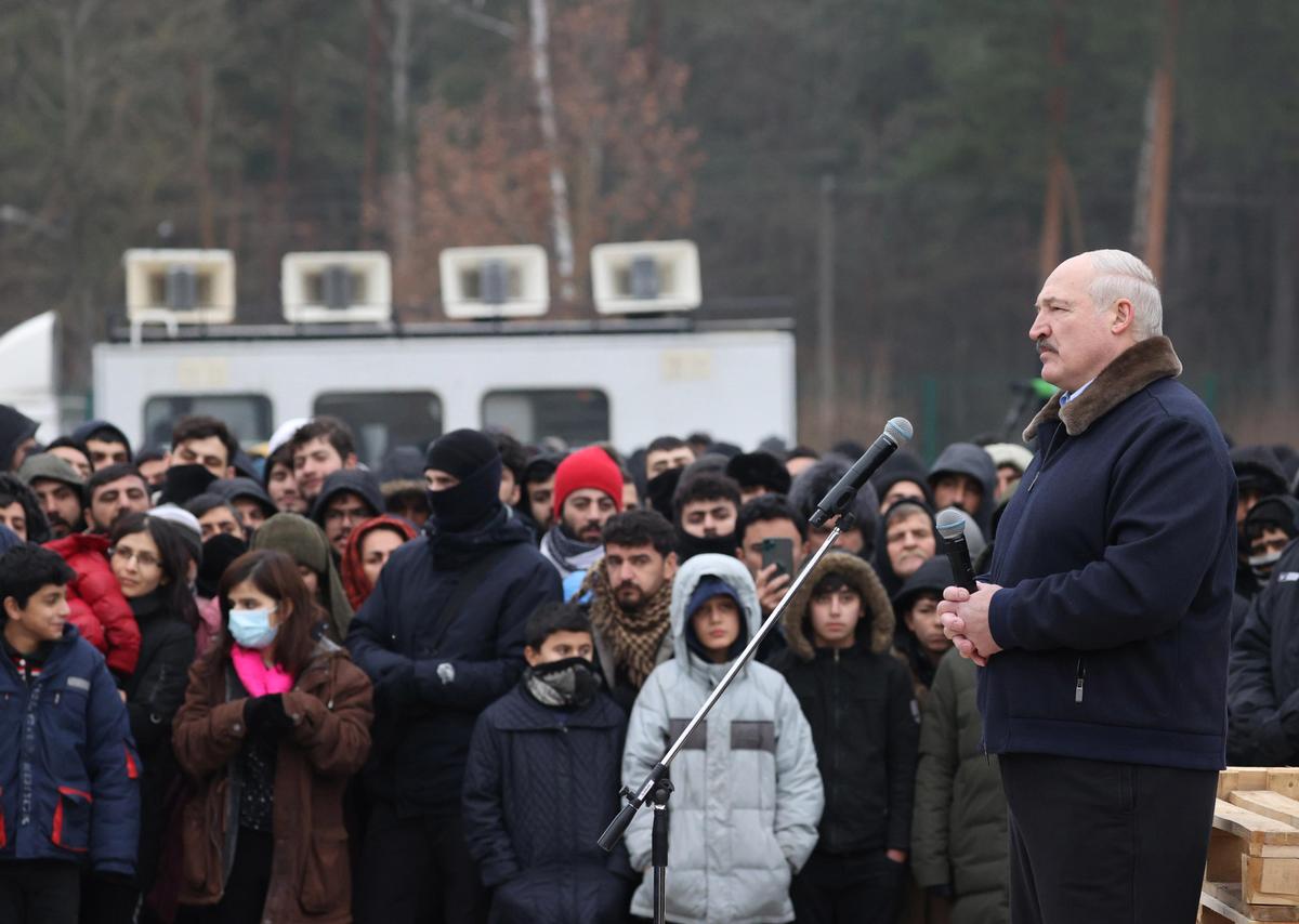 Bruzgi, Bielorussia. Aleksandr Lukashenko parla ai migranti del centro allestito al confine con la Polonia. Maxim Guchek/Ansa 