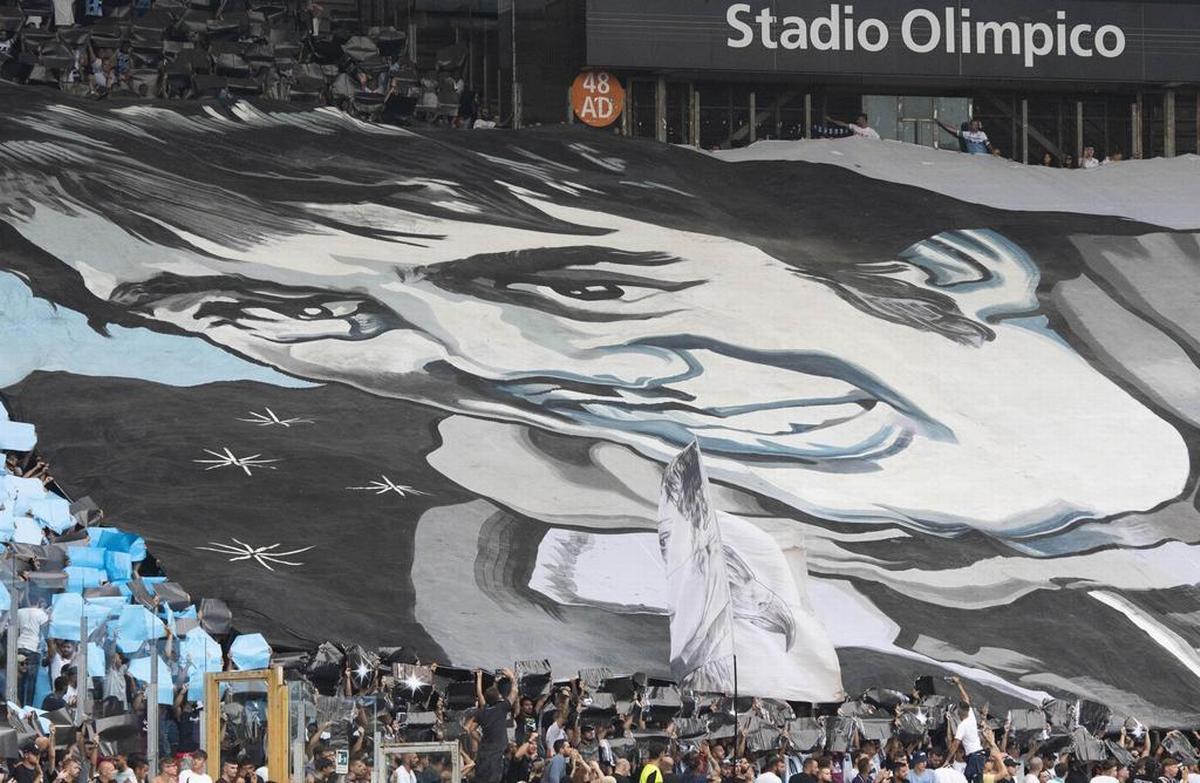 Un ricordo di Diabolik, il capo ultras della Lazio ucciso nel 2019, allo Stadio olimpico. Foto di Claudio Peri, Ansa 