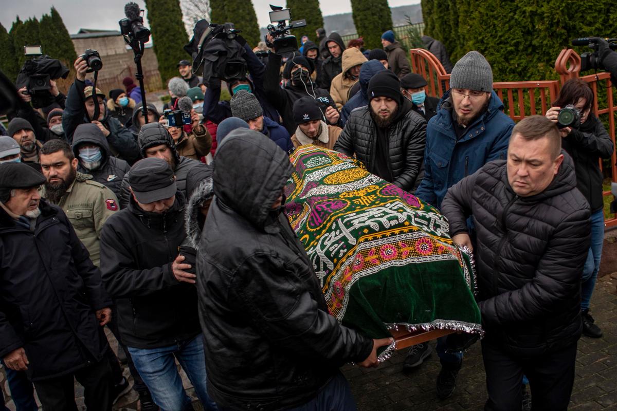 Il funerale di un migrante al confine tra Bielorussia e Polonia. Credits: Ansa