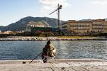 Un pescatore al porticciolo di Sant'Erasmo osserva il cantiere dei nuovi ed esclusivi appartamenti vista mare