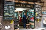La piccola bottega dell'arrotino Cambria, uno dei pochi negozi storici che resistono al mercato della Vucciria