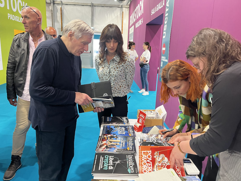 Don Luigi Ciotti ed Elena Ciccarello al Salone del libro del 2024