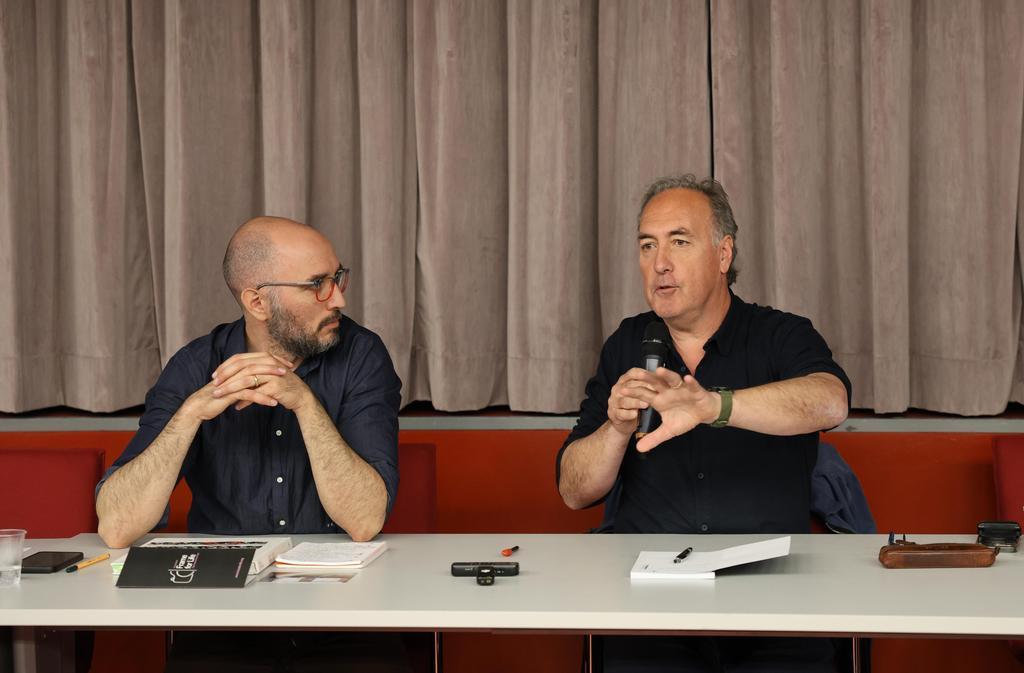 Da destra, Tony Gentile e Francesco Rossi durante la presentazione del libro a Tor Bella Monaca