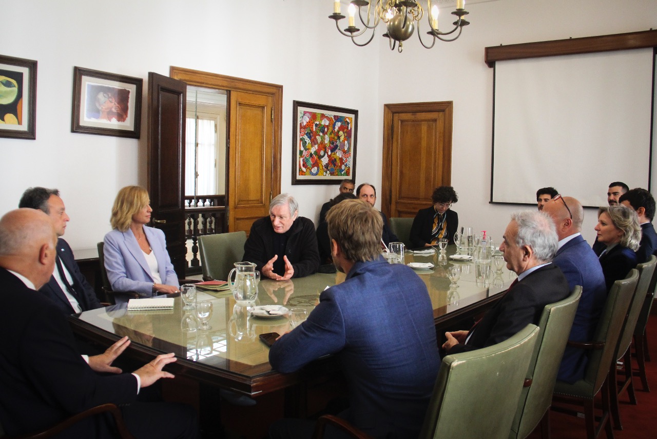 Buenos Aires, 5 aprile 2022. Luigi Ciotti all'incontro con il procuratore generale Eduardo Casal (a destra, di spalle) e il procuratore antidroga Diego Alejo Iglesias (in primo piano, di spalle)