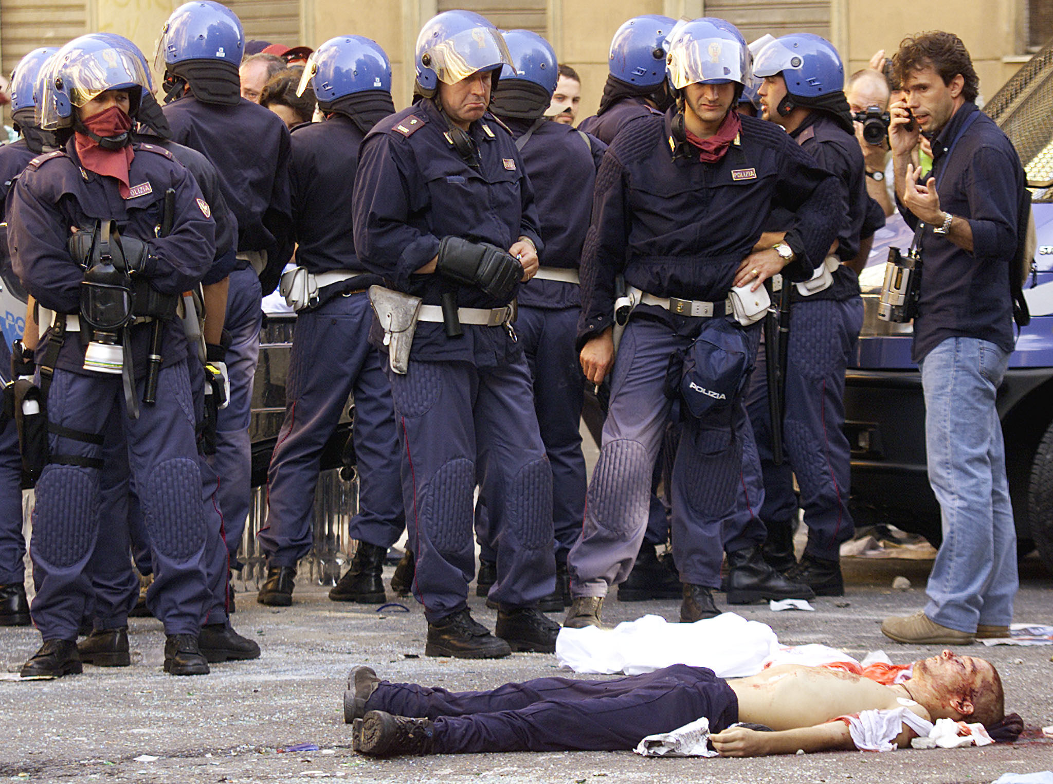 Genova, 20 luglio 2001. Il corpo di Carlo Giuliani, morto in piazza Alimonda durante gli scontri del G8. L. Zennaro/Ansa