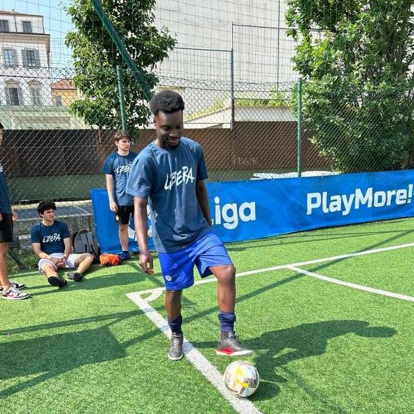 Ahmed in campo durante un'iniziativa di Libera a Milano