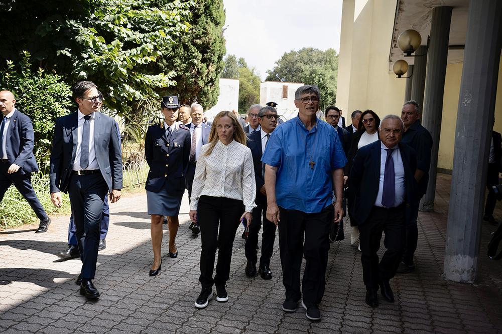 Caivano (NA), 31 agosto 2023. La presidente del Consiglio Giorgia Meloni visita Caivano insieme a don Maurizio Patriciello. Foto della Presidenza del Consiglio dei ministri con licenza CC-BY-NC-SA 3.0 IT 