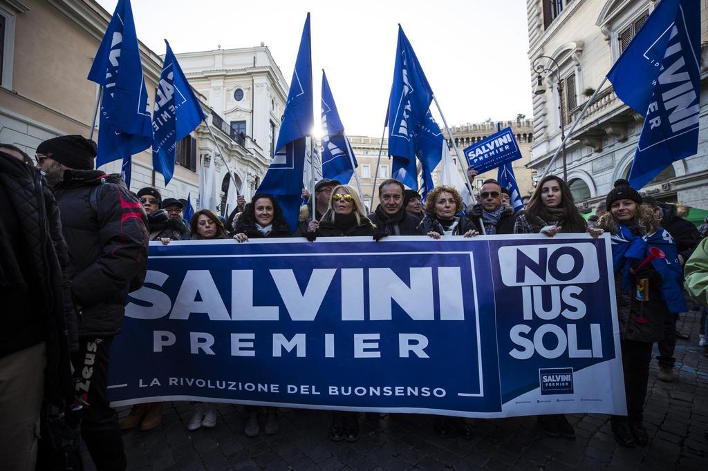 Roma, 10 dicembre 2017. Manifestazione in piazza Santissimi Apostoli contro lo ius soli e per la campagna elettorale di Matteo Salvini (Foto A. Carconi/Ansa) 