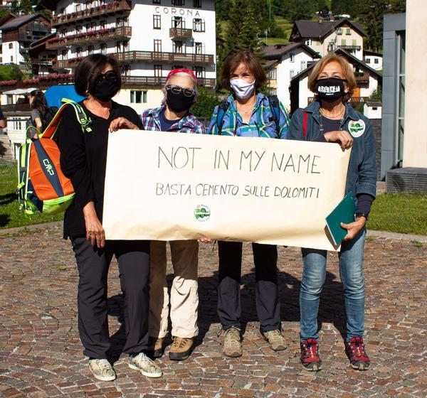 Ambientalisti manifestano contro i grandi eventi sportivi a Cortina (Dalrì)