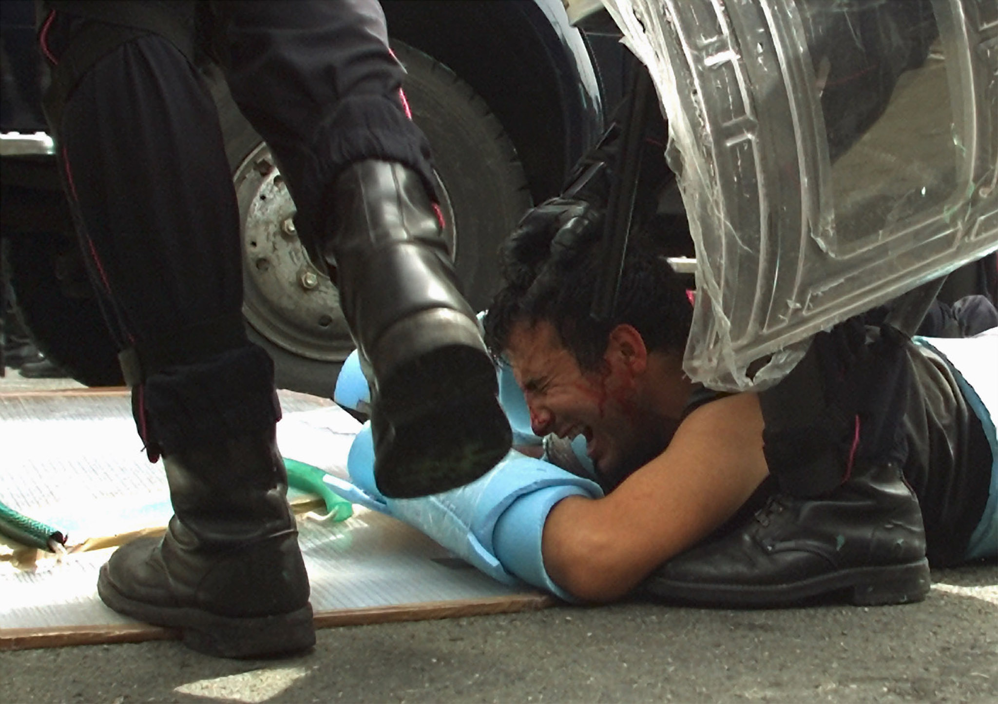 Genova, 20 luglio 2001. Un manifestante no global bloccato dalla polizia durante gli scontri. S. Rellandini/Ansa-Reuters