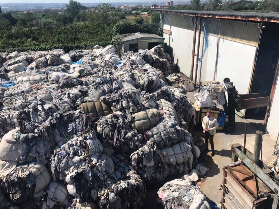 Stefano Vignaroli, presidente della commissione Ecomafie (18a legislatura) in sopralluogo in un deposito di abiti usati (Facebook)