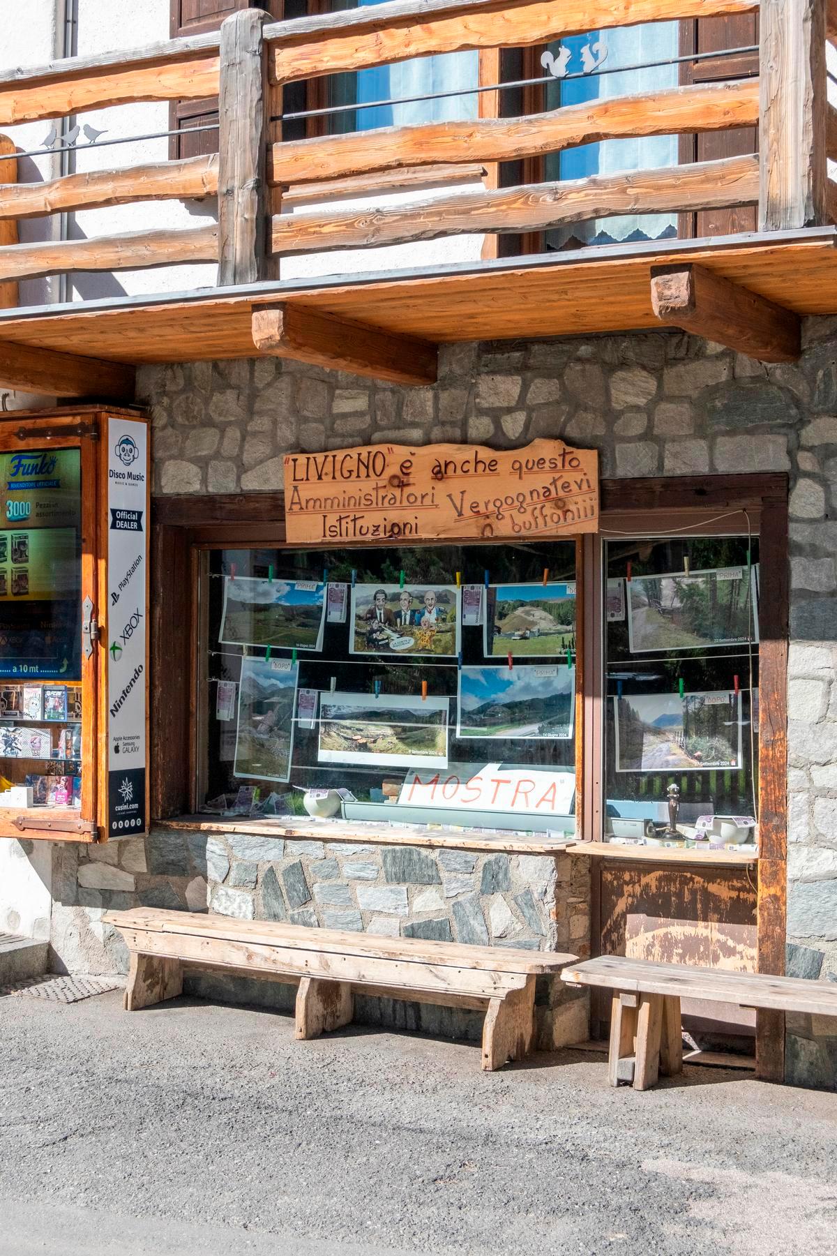 Livigno, 2025. Vetrina esterna della Bait dal Ghet, in cui è stata allestita una mostra critica nei confronti delle Olimpiadi 2026 e ella gestione territoriale. Foto: B. Citterio