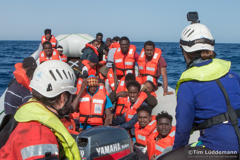 Un intervento della Sea Watch nel Mediterraneo il 5 maggio 2018 (Foto di Tim Luddeman - Flickr)