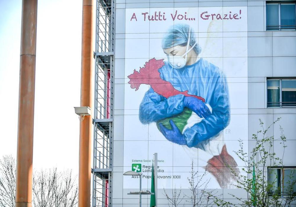 Murales all'ospedale di Bergamo per ringraziare medici e infermieri. Foto Claudio Furlan/LaPresse 16 Marzo 2020