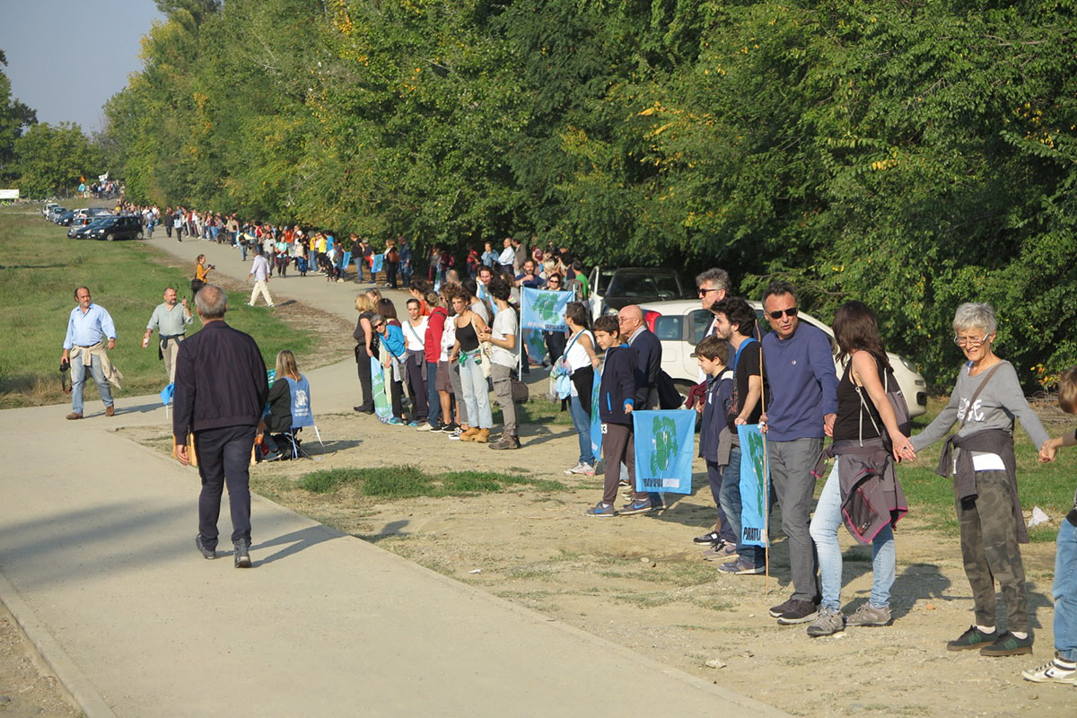 Un gruppo di cittadini "abbraccia" i Prati di Caprara, a Bologna (Foto di Piergiorgio Rocchi)