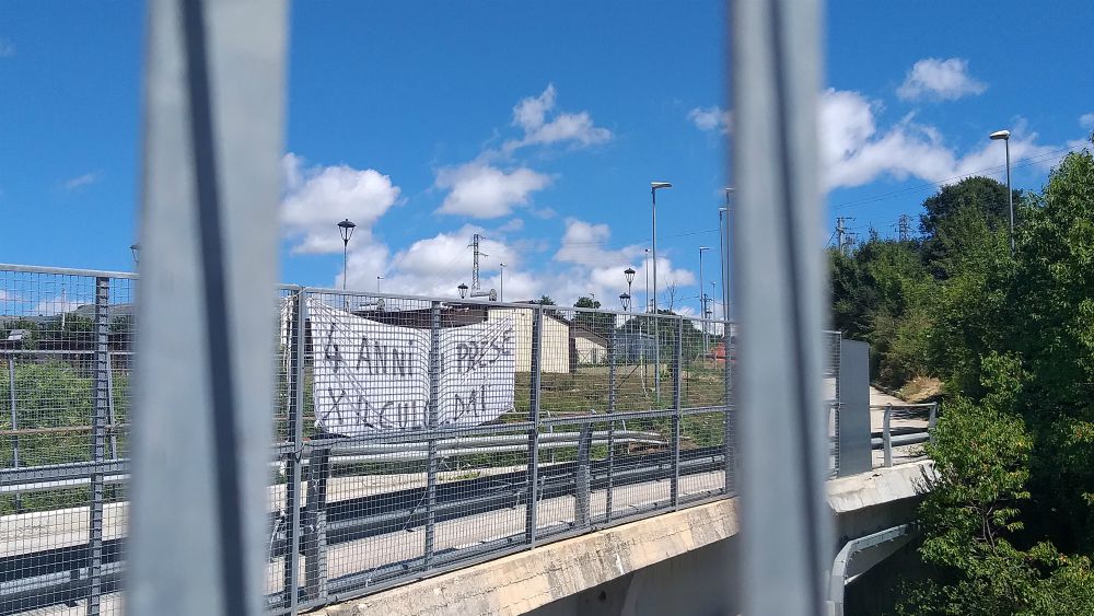 "Quattro anni di prese per il ...", uno striscione di protesta ad Accumoli (Rieti)