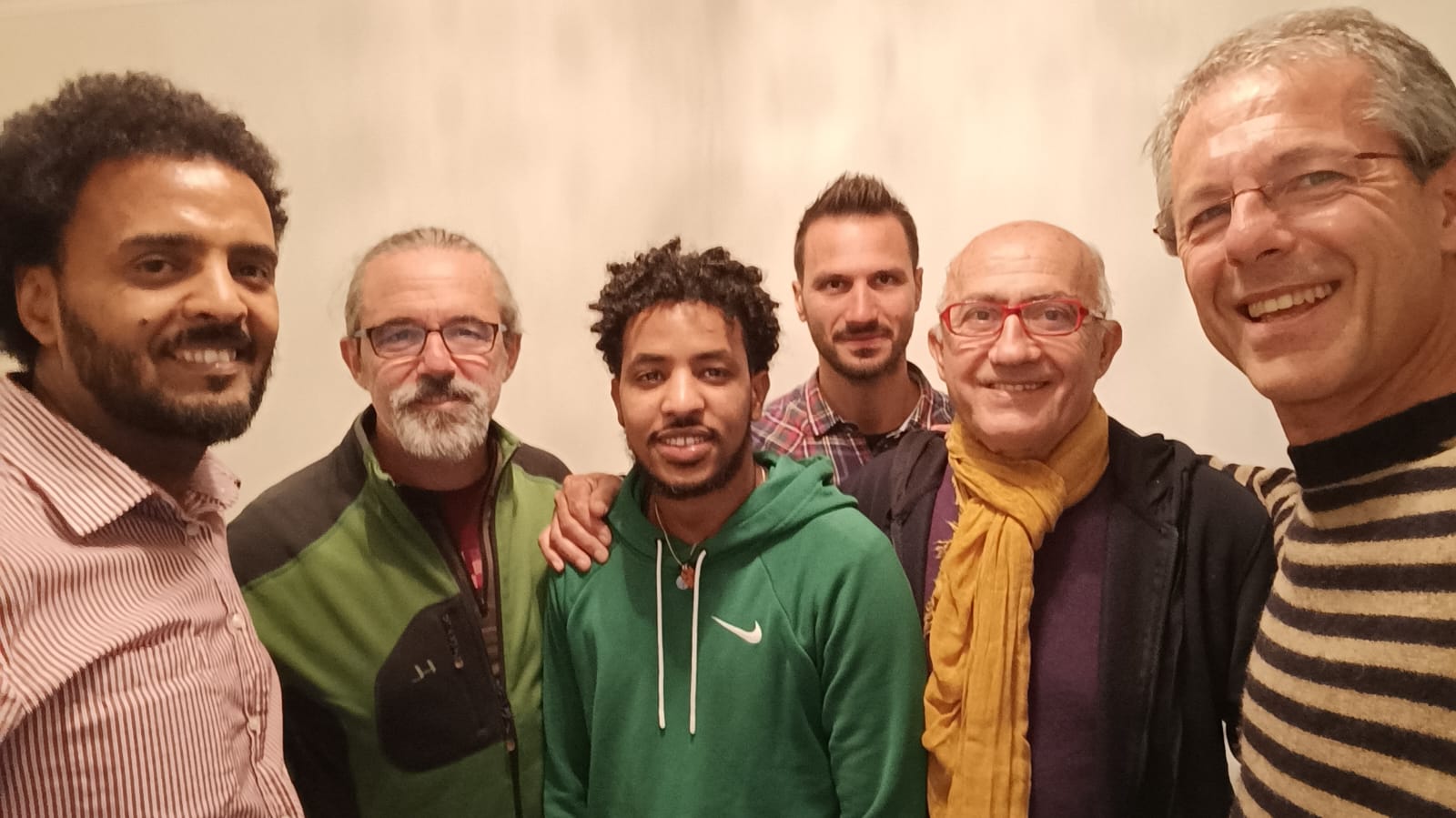 Vito Fiorino, Davide Demichelis e Alessandro Rocca con alcuni dei superstiti del naufragio protagonisti del documentario