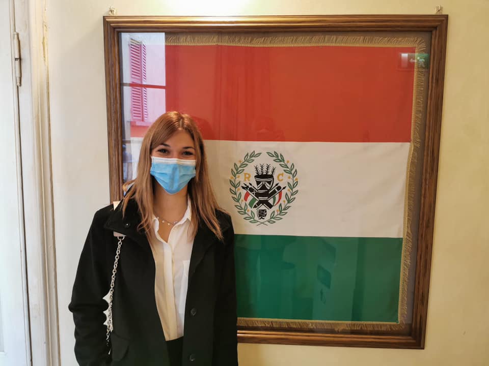 Reggio Emilia, 27 ottobre 2020. Alessia Korotkova davanti alla prima bandiera tricolore nel municipio cittadino 