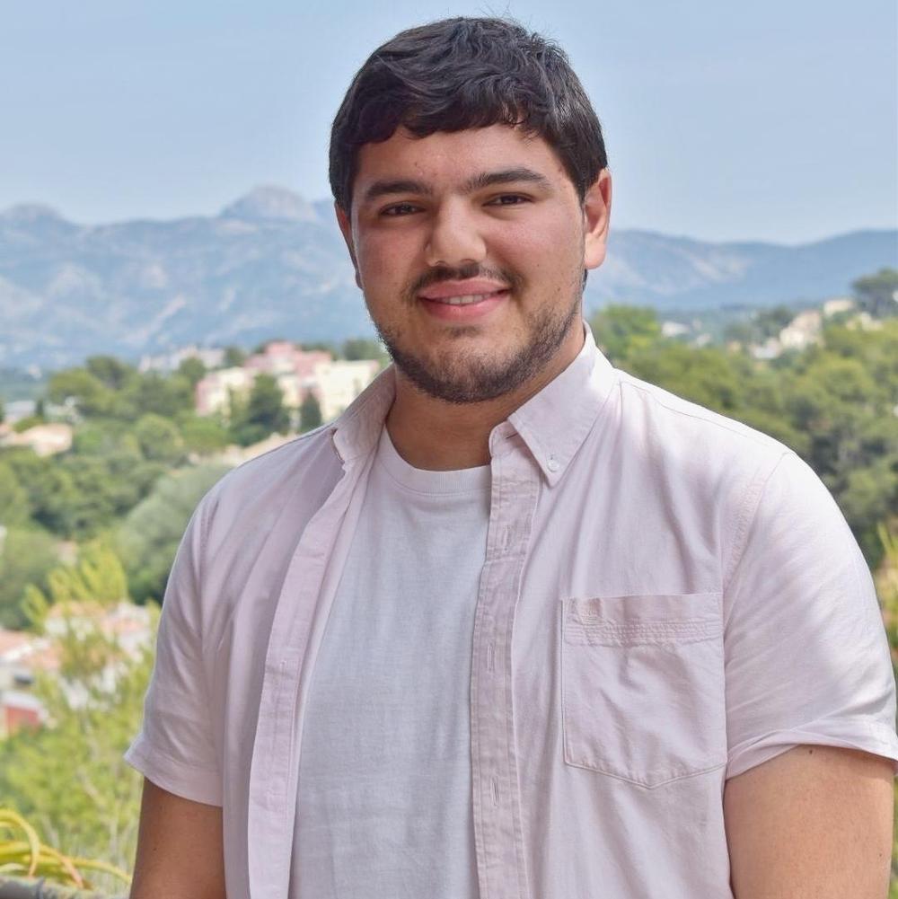 Amine Kessaci (Foto da Wikimedia Commons)