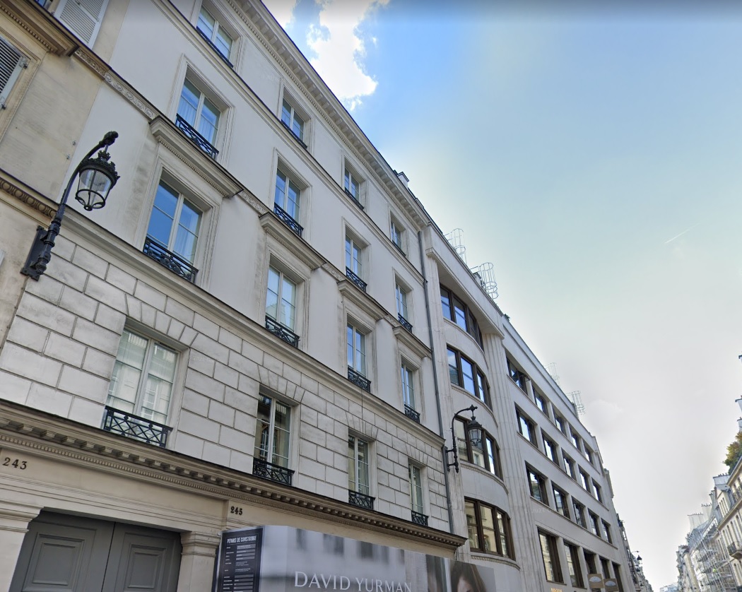 A sinistra, il palazzo con l'appartamento di Giuseppe Campolo, re dei videopoker, sequestrato a Parigi (da Google Street View)