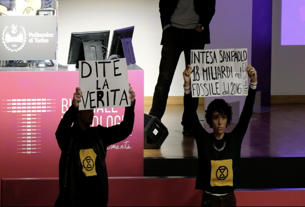 Due attiviste di Xr interrompono la conferenza di Inaugurazione di Biennale Tecnologia al Politecnico di Torino. 9 ottobre 2022 (Foto Extinction rebellion)