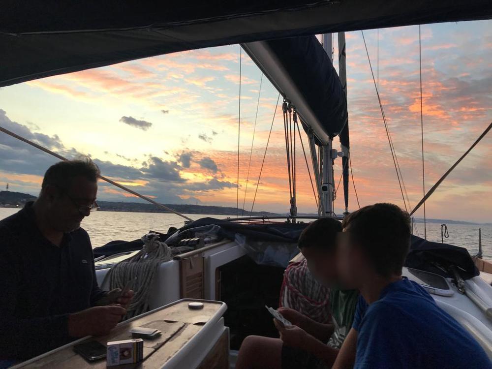 Alcuni giovani a bordo della Evai, durante una navigazione organizzata dalla Lega navale italiana di Reggio Calabria