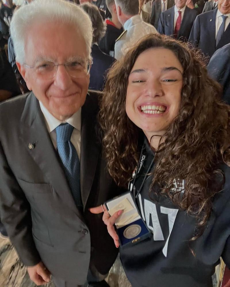 Il selfie della nuotatrice Benedetta Pilato insieme a Mattarella. Dalle sue dichiarazioni è scaturito un dibattito sulle performance e le pressioni degli atleti (Foto da Instagram)