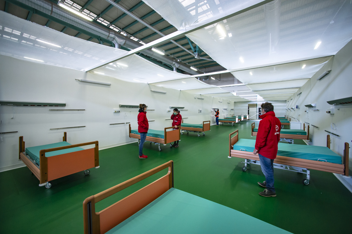 Lo staff di Emergency nell'ospedale allestito alla fiera di Bergamo (Foto Sergio Agazzi per Emergency)