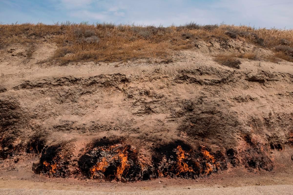 La collina di Yanar Dag, il gas che fuoriesce dalla collina brucia ininterrottamente