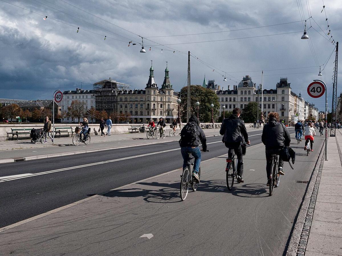 La pista ciclabile sul Queen Louise's bridge, che attraversa il fiume Neman al confine russo-lituano (Wikimedia Commons)