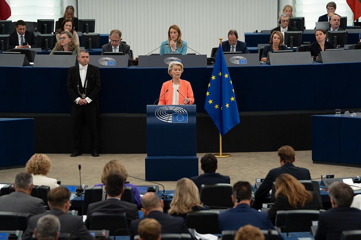 La presidente Ursula von der Leyen in un intervento al parlamento europeo (foto: Laia Ros)