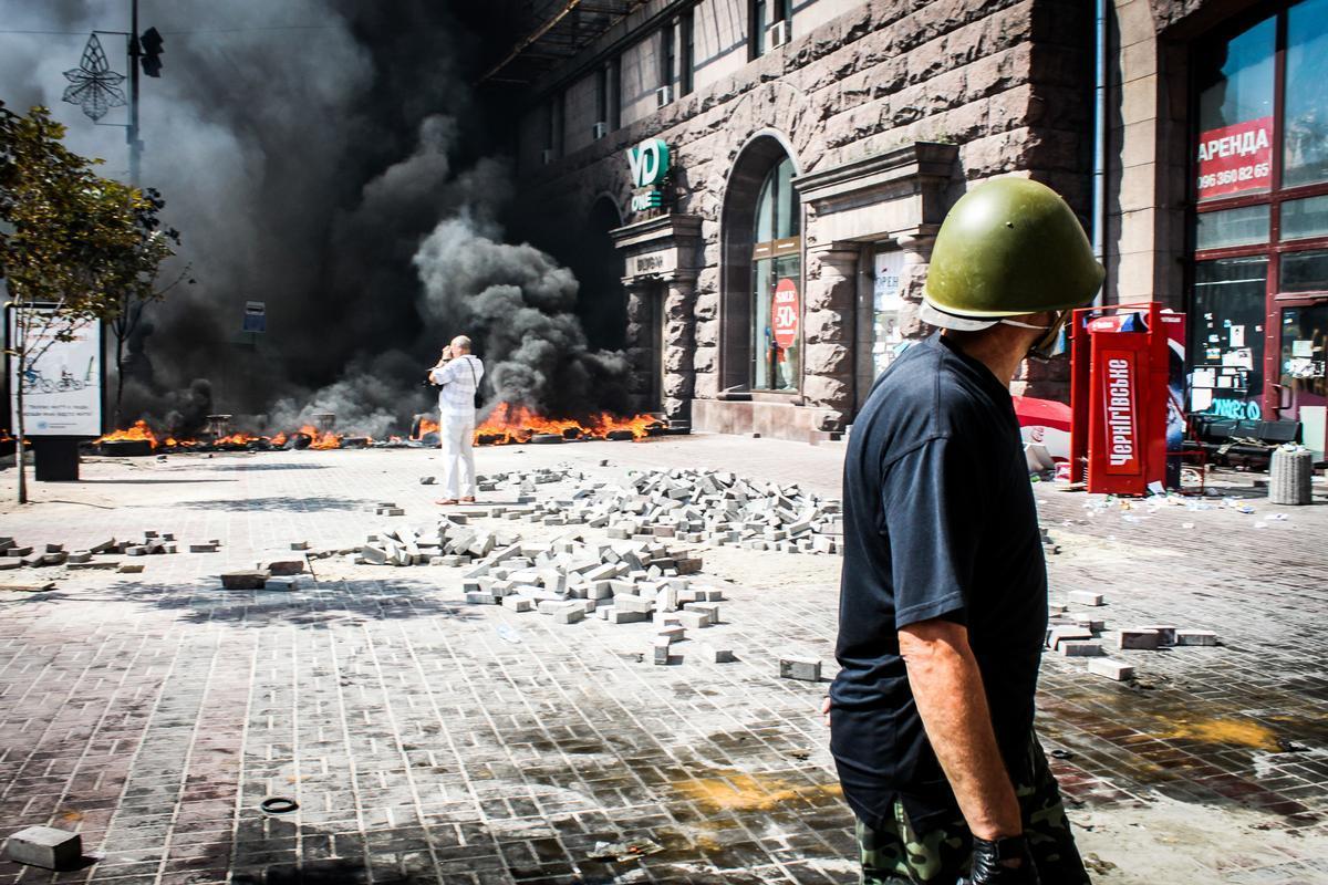 Kiev, settembre 2014. Un incendio divampa a seguito degli scontri in piazza Maidan