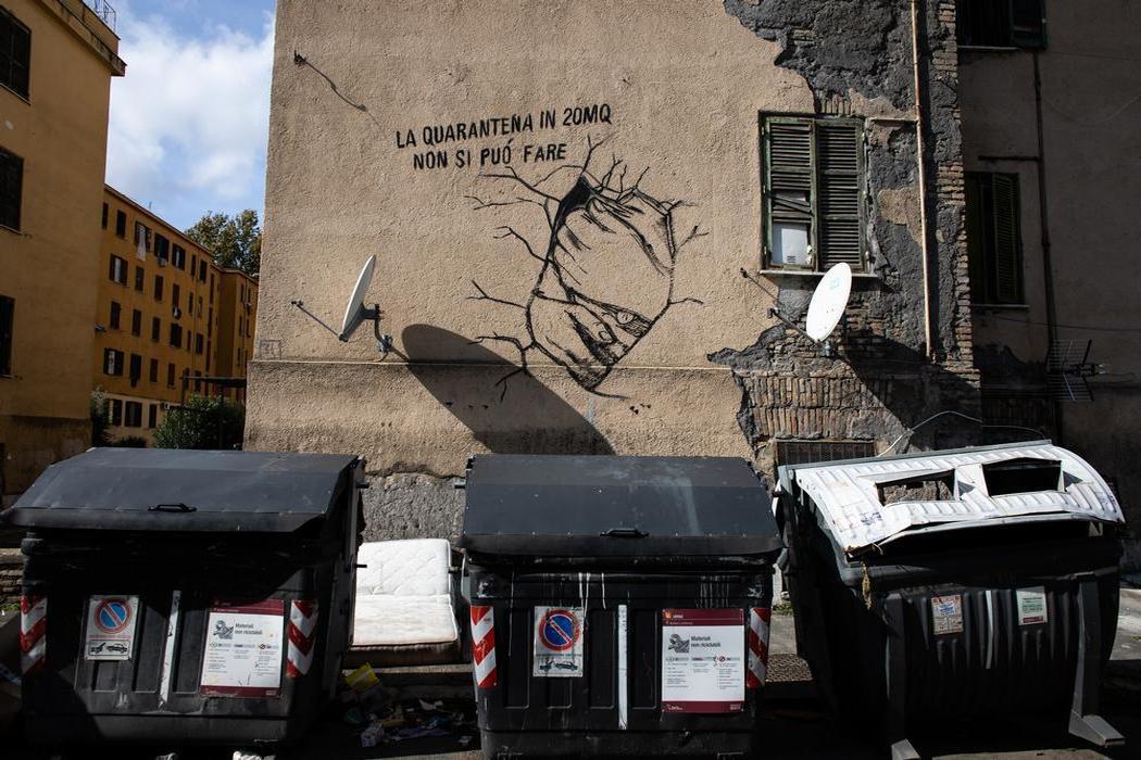 Graffito dello street artist Hogre su una facciata delle palazzine di via Ugento, elaborato in occasione di una mobilitazione per sollecitare le istituzioni sui lavori di ristrutturazione. Foto di Daniele Napolitano