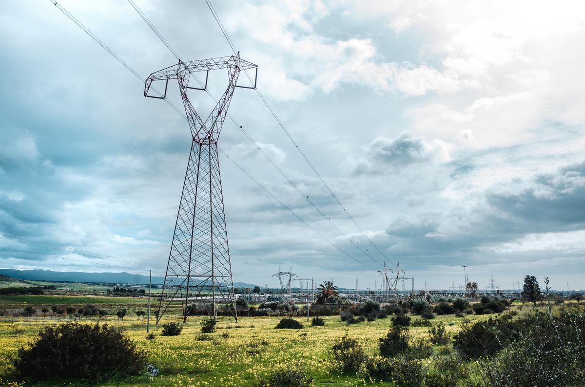 La stazione elettrica di Selargius, a nord di Cagliari. Qui dovrebbe essere convogliata l'energia da fonti rinnovabili prodotta in Sardegna per poi essere immessa nella rete nazionale attraverso il cavo sottomarino Tyrrhenian link. A fine maggio il Comune, che già aveva presentato ricorso al capo dello Stato contro l'opera, ha vietato il transito a ruspe e camion impegnati negli scavi