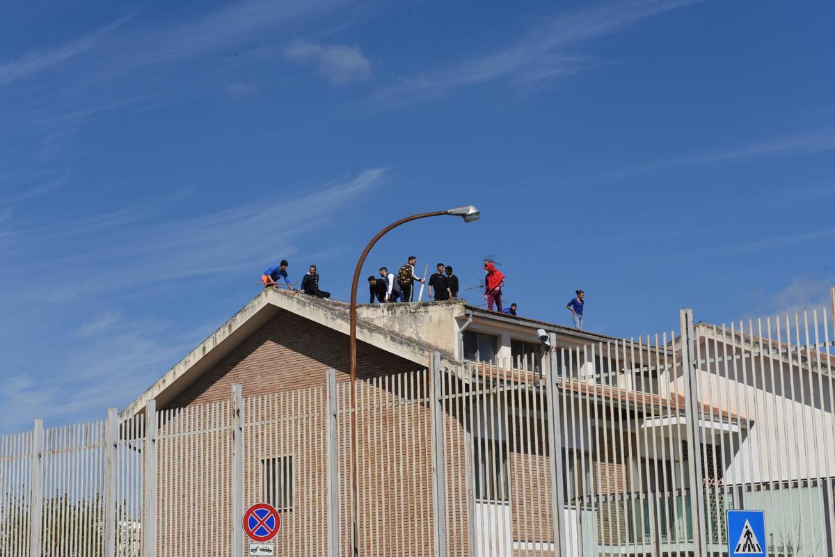 Detenuti sul tetto del carcere di Foggia durante la rivolta di marzo 2020. Credits: Ansa