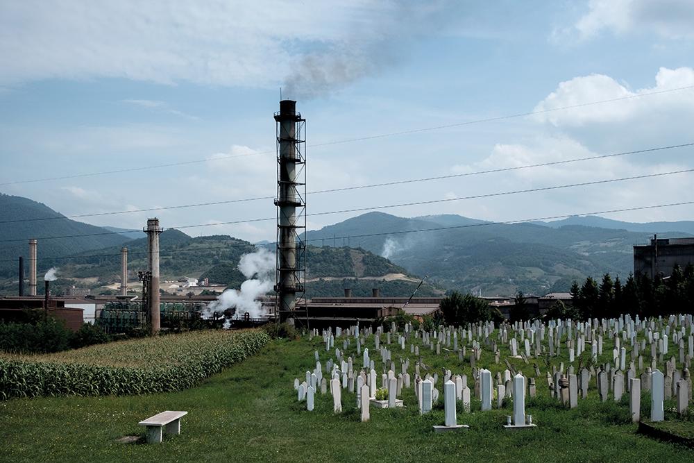 Il cimitero di Tetova, uno dei villaggi che circondano il polo industriale di Zenica. Credits: Matteo Trevisan