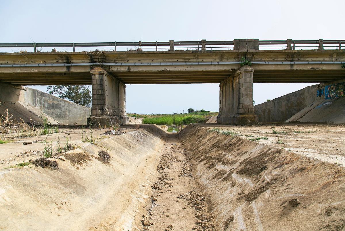 Castelvetrano (Tp), 27 giugno 2024. Invaso a secco. Qui passava l'acqua della diga usata per irrigare le campagne della provincia di Trapani