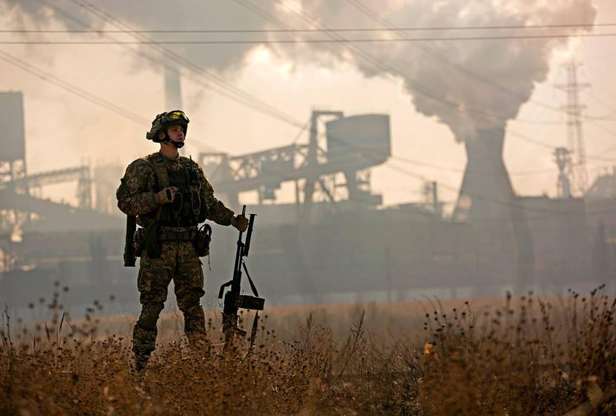 Un soldato ucraino davanti a uno stabilimento industriale nell'est del Paese, maggio 2016 (foto Ministero della difesa ucraino/Flickr, CC BY-SA 2.0)