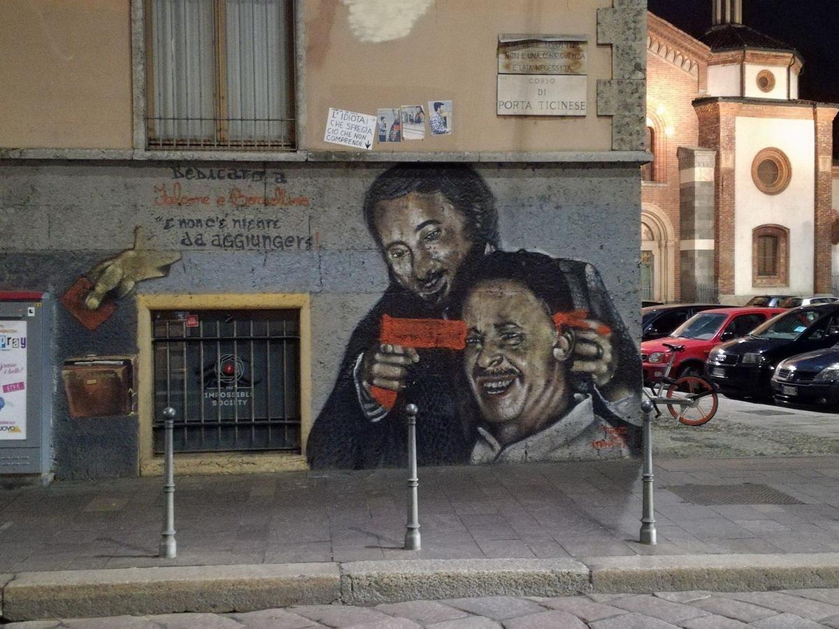 Lo sfregio al murale dedicato a Falcone e Borsellino realizzato in corso di Porta Ticinese, a Milano (A. Salerno/Ansa)
