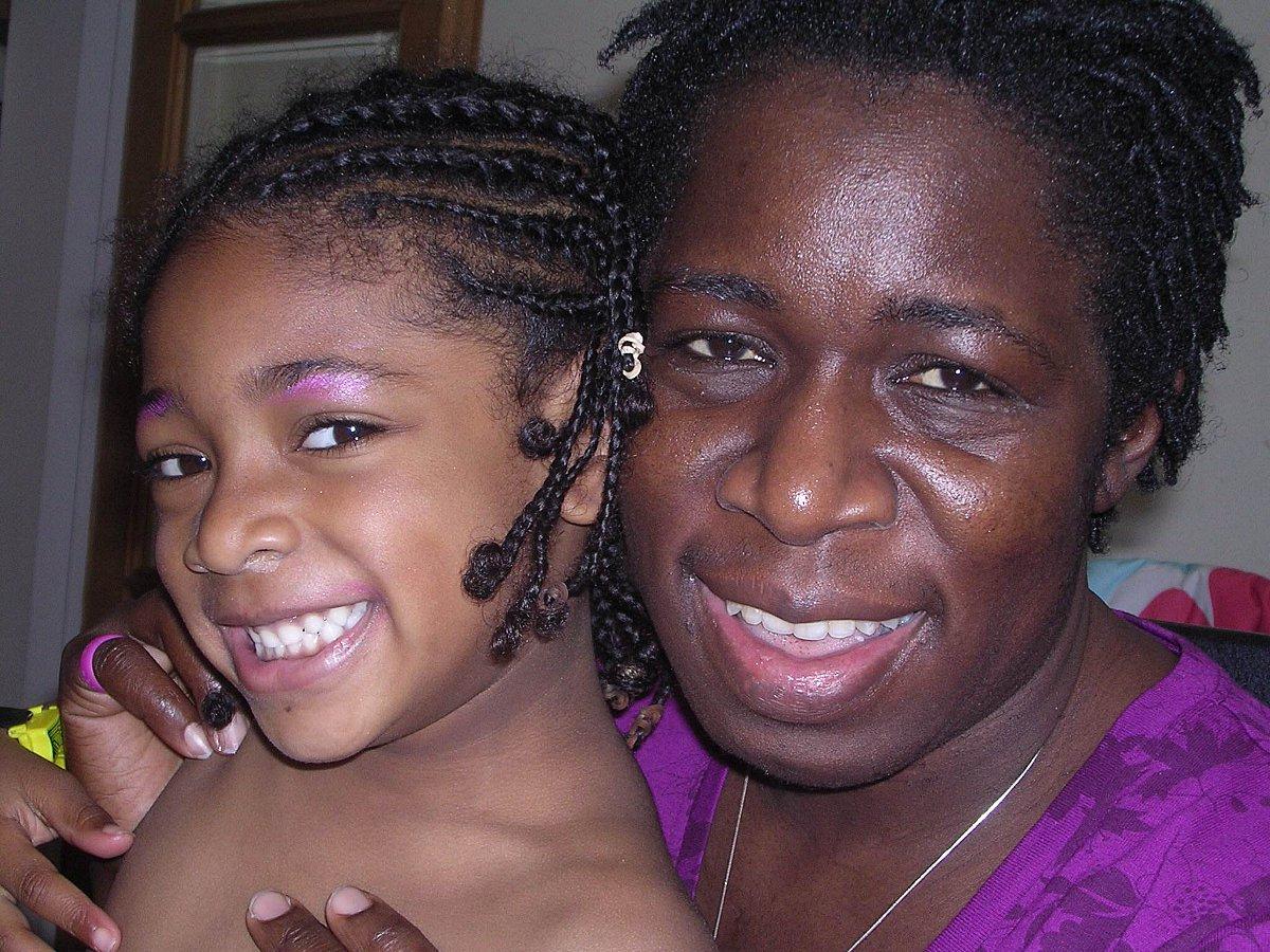 Ella Kissi-Debrah, morta a nove anni a causa (anche) dellâ€™inquinamento atmosferico, assieme alla mamma Rosamund