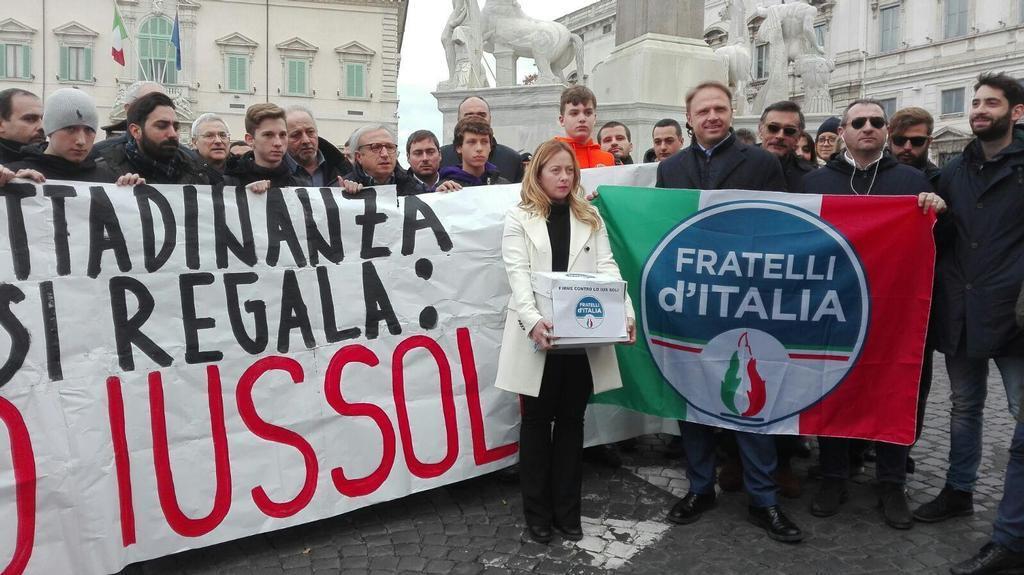 Roma, 7 dicembre 2017. La leader di Fratelli d'Italia, Giorgia Meloni, davanti al Quirinale per la consegna delle firme contro lo ius soli (Ansa)