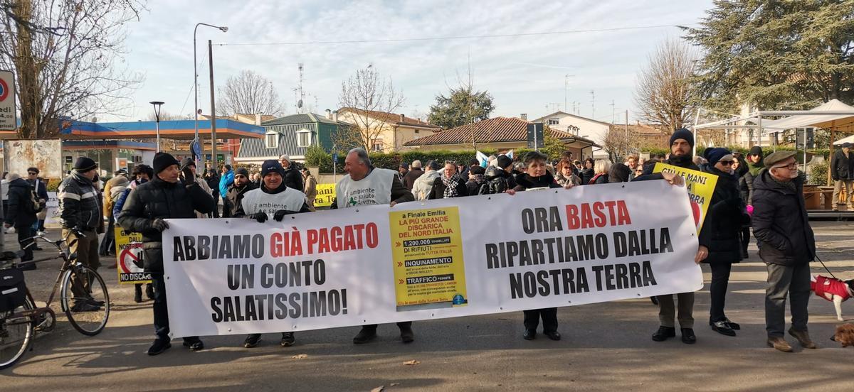 Cittadini protestano contro la riapertura della discarica di Finale Emilia