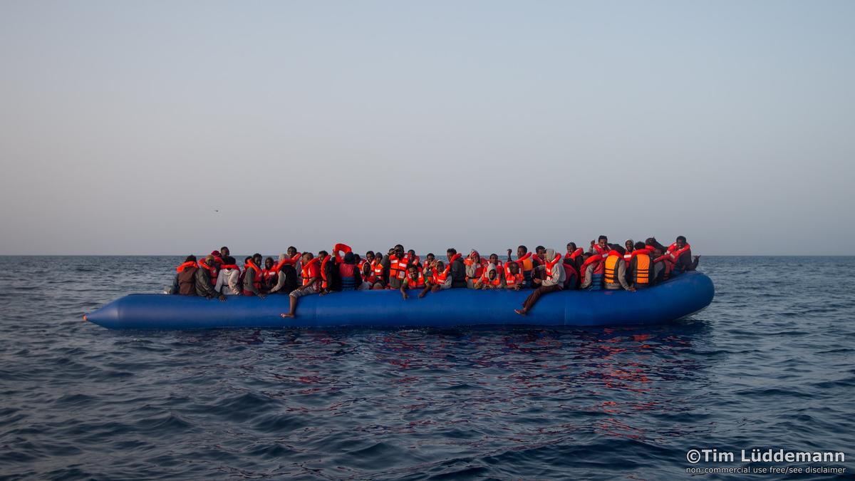 Migranti su un gommone nel Mediterraneo il 5 maggio 2018, nel corso di un intervento della Sea Watch (Foto di Tim Luddeman - Flickr)