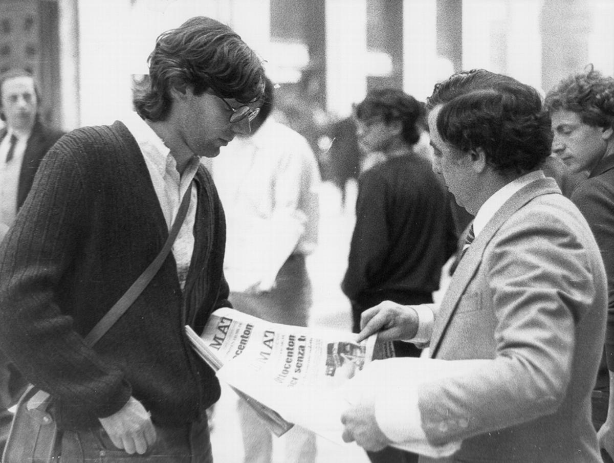 Giancarlo impegnato nella promozione de Il Mattino, il giornale per cui lavorava. Foto Fondazione Giancarlo Siani