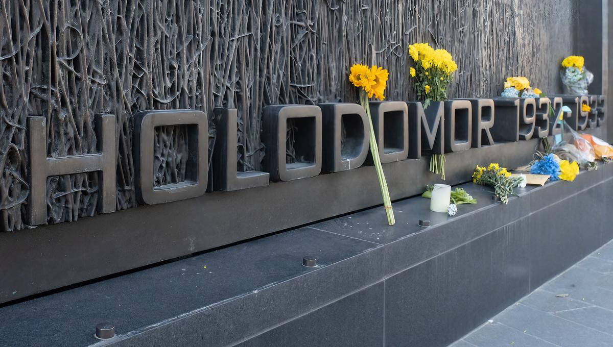Fiori deposti all'Holodomor Memorial di Washington D.C., 2 marzo 2022 (foto Victoria Pickering/Flickr, CC BY-NC-ND 2.0)