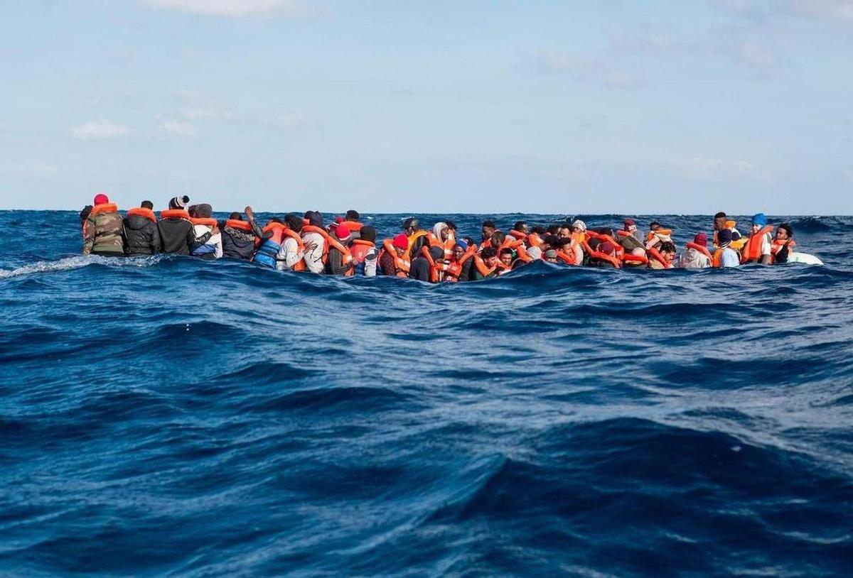 Un gruppo di migranti attende di essere trasportato a bordo della nave Sea Watch 3 in acque internazionali a nord della Libia (febbraio 2020). Foto di Valerio Muscella
