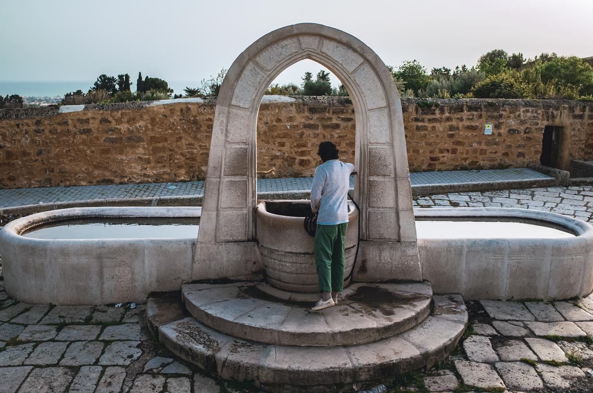 Agrigento, un residente riempie i bidoni alla fontana di Bonamorone. Foto di M. Panzarella