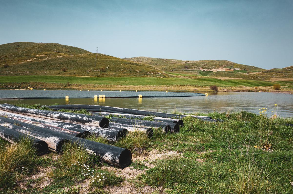 Condotte posate sulle sponde del lago Leone, bacino artificiale tra Santo Stefano Quisquina (Agrigento) e Prizzi (Palermo). Foto di P. Valenti
