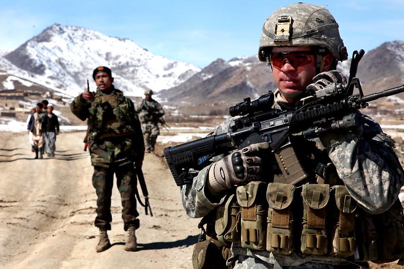 Soldati statunitensi e soldati afghani pattugliano insieme il villaggio di Yawez, nella provincia di Wardak, Afghanistan. 17 febbraio 2010. Credits: US Army
