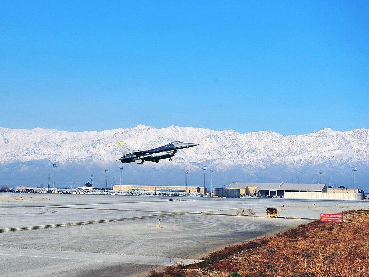 Aeroporto di Bagram, Afghanistan, 23 gennaio 2015. Un F-16 Fighting Falcon in fase di decollo (Foto dell'Aeronautica Militare statunitense di Staff Sgt. Whitney Amstutz/Wikimedia)